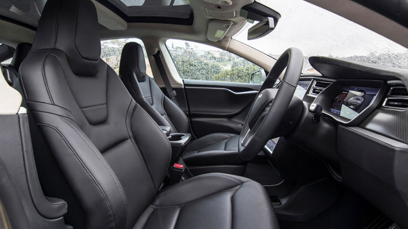 Interior de un Model S de fuera de Estados Unidos. Imagen: CarAdvice
